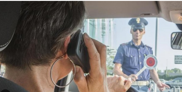 Patente sospesa 15 giorni a chi guida col cellulare in mano – Arrivano le nuove regole