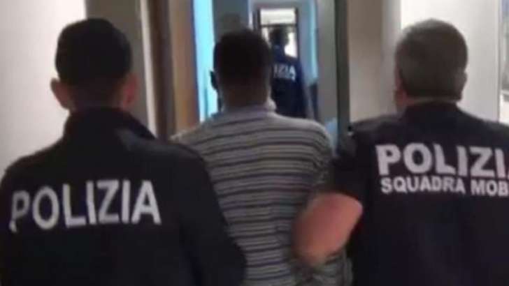 A Milano folle rapina di un nigeriano- Morsica e colpisce i titolari di un negozio, poi manda all’ospedale 3 poliziotti