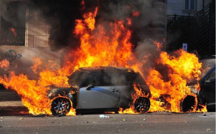 Milano – Sventato un colpo da film: bruciano sei auto per bloccare le vie d’accesso, fiamme e chiodi: ecco cosa è successo