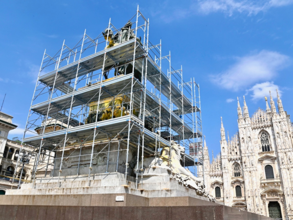 Milano: dopo l’imbrattamento iniziano i lavori alla statua di piazza Duomo. Ecco quanto costano