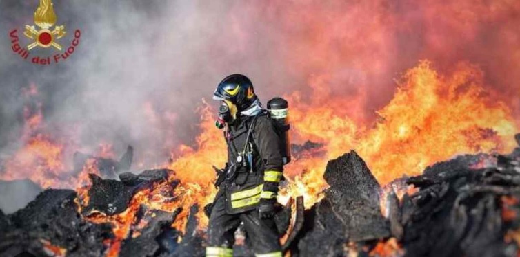 Lombardia – Maxi incendio al Parco espositivo ‘Stone City’. Il sindaco “Tenete chiuse le finestre!” La situazione