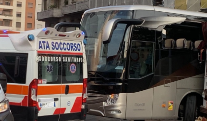 Paura a Milano – Scontro fra un tram e un pullman di turisti. Ci sono feriti