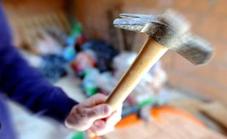 Orrore in Lombardia – Prende a martellate in testa la moglie, poi si dà fuoco: morto