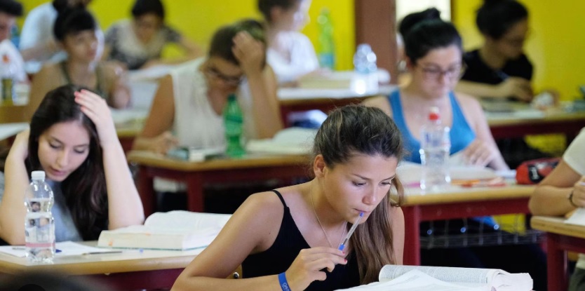 Milano – Maturità: ecco le tracce della prima prova: da Moravia a Quasimodo. Da Chabod a Oriana Fallaci. I titoli