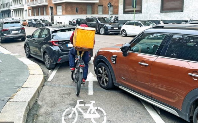 Milano capitale delle auto in divieto di sosta, oltre 100 mila: “Vergogna, ridiamo spazio alle persone”