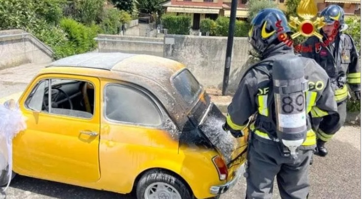 Paura a Milano – Festeggiano il matrimonio con una ‘500’ old style, ma all’improvviso l’auto prende fuoco. Sposi in fuga