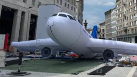 Milano: in piazza San Babila è “atterrato” un aereo lungo 20 metri. Ecco perché