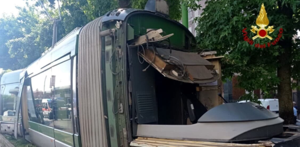 Paura a Milano – Tram deraglia e va a sbattere contro un albero. Ci sono feriti