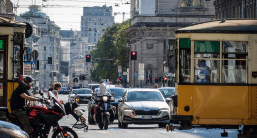 Milano – L’attacco di Sala “In città ci sono troppe auto, l’aria è irrespirabile. Ora basta, metteremo dei limiti”