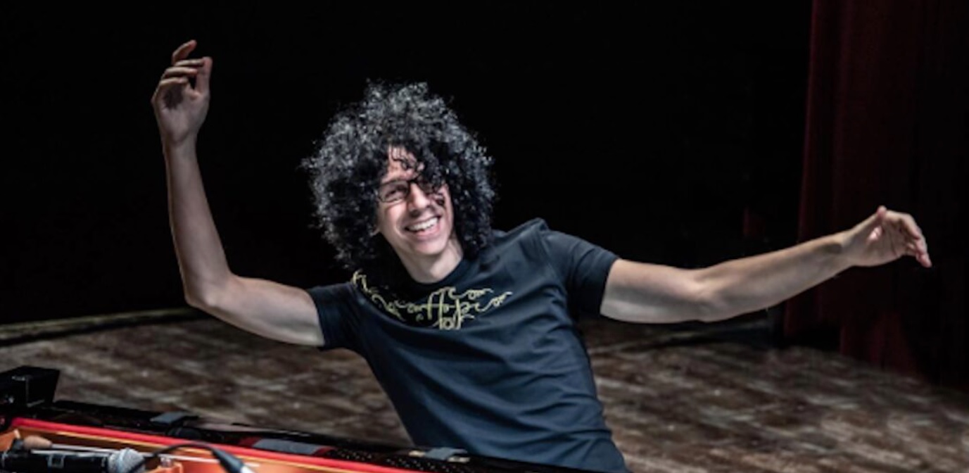 Milano – “Il musicista Allevi è morto”, ma lui rassicura i fan: “Sono certamente vivo, mai amato così tanto la vita”