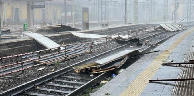 Tempesta su Milano: treno evacuato, soccorsi i passeggeri. Gravi danni a rete Atm e Trenord. La situazione