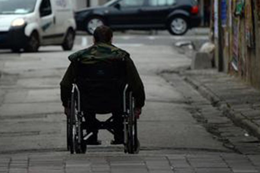 Milano – Disabile insultato e picchiato perché nero di pelle. I passanti bloccano l’aggressore e lo fanno arrestare
