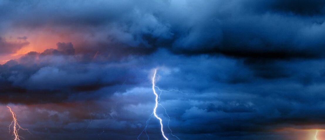 Paura in Lombardia – Fulmine colpisce 4 persone, un ragazzo ha gravi ustioni