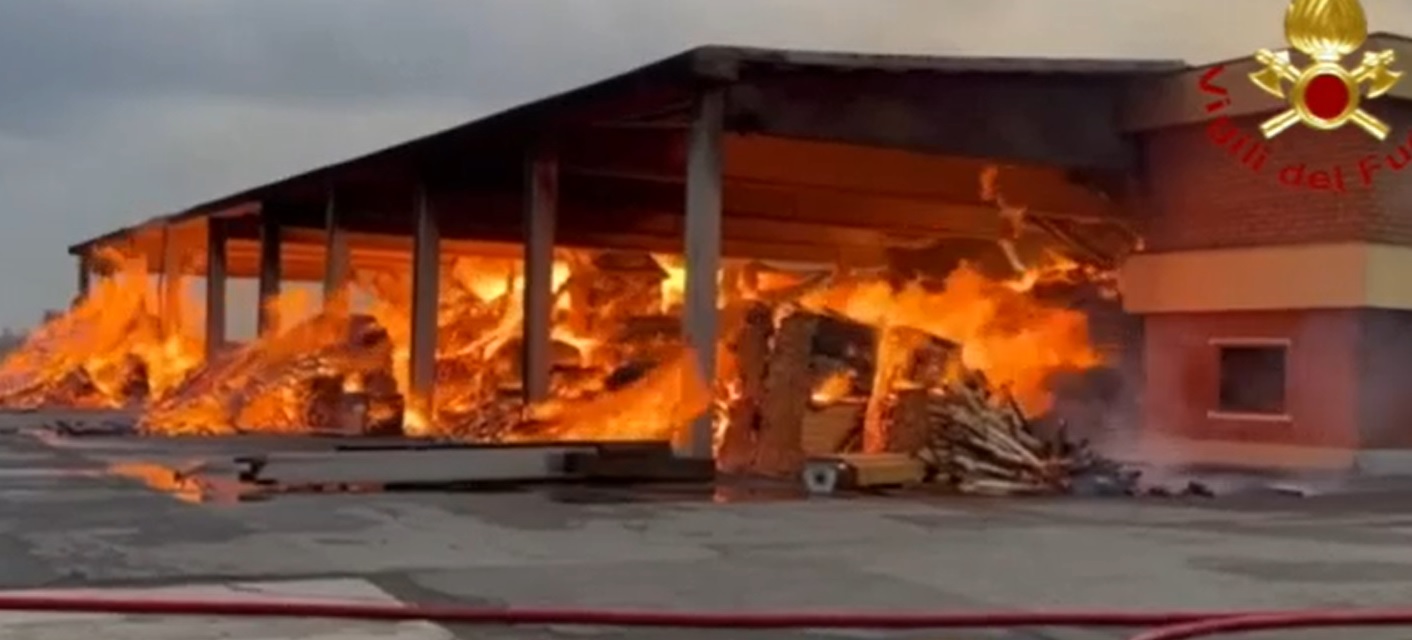 Lombardia – Spaventoso incendio in una ditta di legnami: fumo visibile a km di distanza