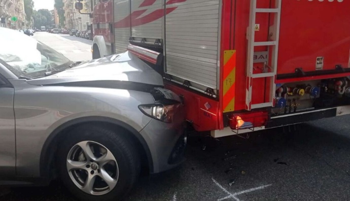Milano – Incidente tra la scorta di La Russa e i vigili del fuoco: tutti andavano a sirene spiegate. 3 feriti