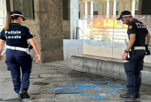 Milano – Imbrattano la Loggia dei Mercanti, poi si addormentano sul monumento. Fermati due ragazzi