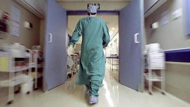 Follia a Milano – Aggredisce un medico al Pronto Soccorso e gli spezza una gamba: fermato dai Carabinieri