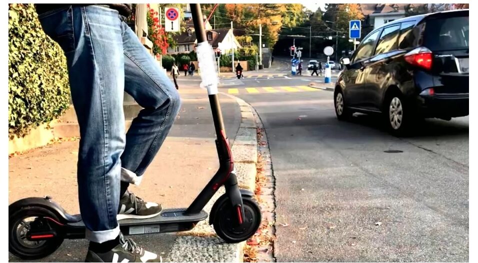 Lombardia – Ragazzo accoltellato alle spalle da uomo in monopattino: è caccia all’aggressore