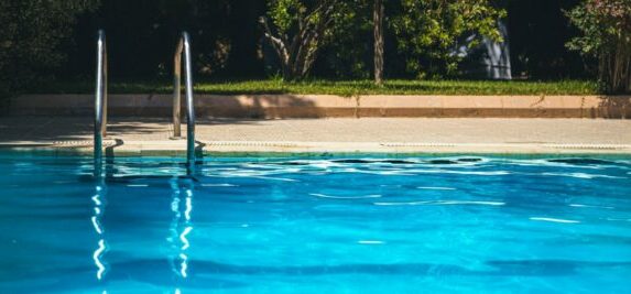 Bimba milanese di 7 anni cade in acqua e muore- Tremenda tragedia in vacanza