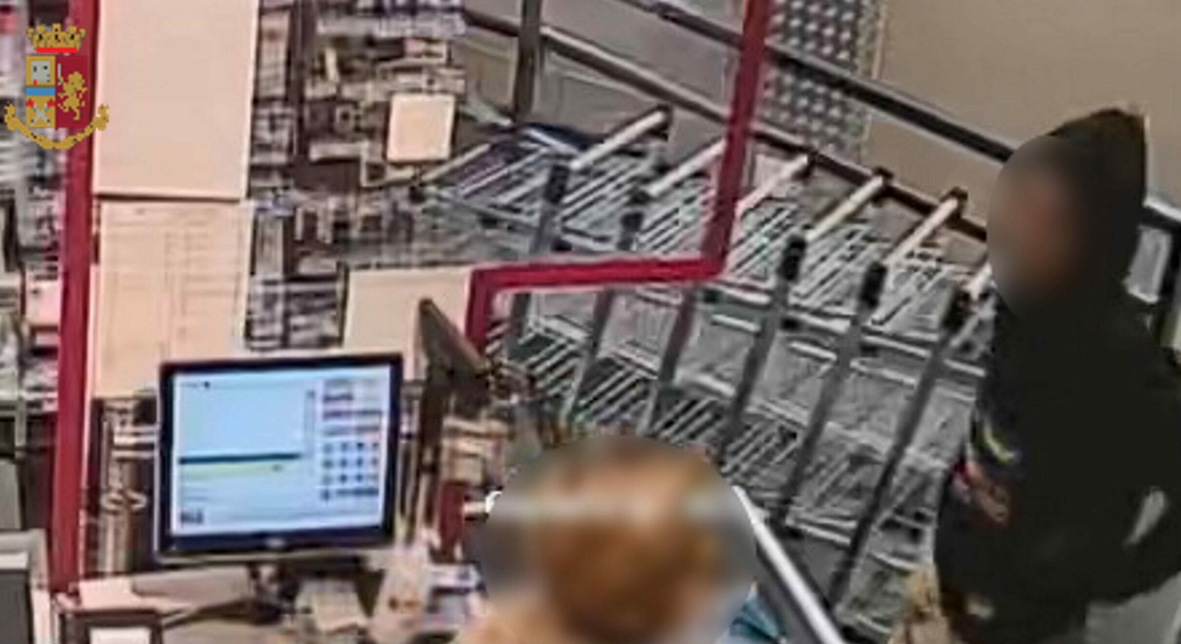 Milano – Rapina in supermercato di Porta Nuova. Punta coltello alla cassiera: marocchino arrestato