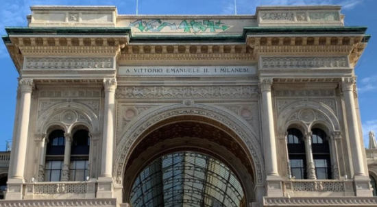 Milano- Vandali attaccano Galleria Vittorio Emanuele, deturpata con spray. “Oltraggio alla città, pagherete”