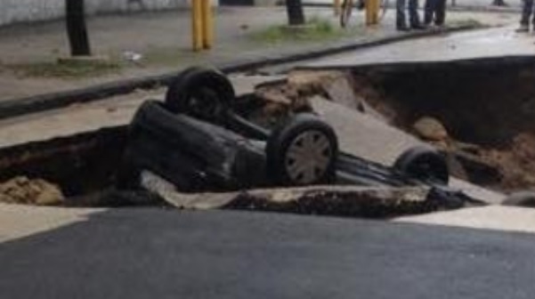 Paura a Milano – Cede l’asfalto, auto inghiottita dalla strada