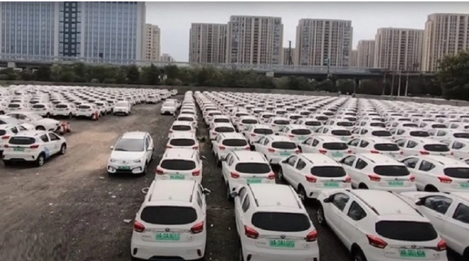 In Cina cimiteri di auto elettriche abbandonate. Ecco cosa c’è dietro, svelato il mistero