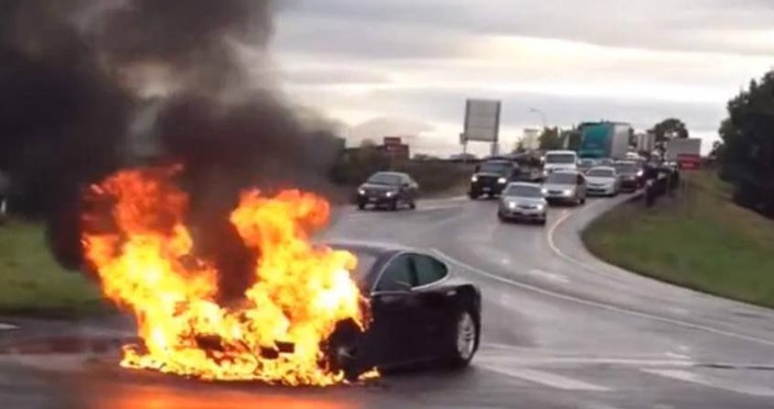 Auto elettriche a rischio esplosione? Ecco cosa bisogna sapere