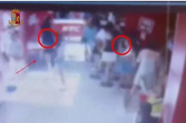 Borseggiatori a due passi dal Duomo, nel Kfc – Ecco come si muovono e colpiscono