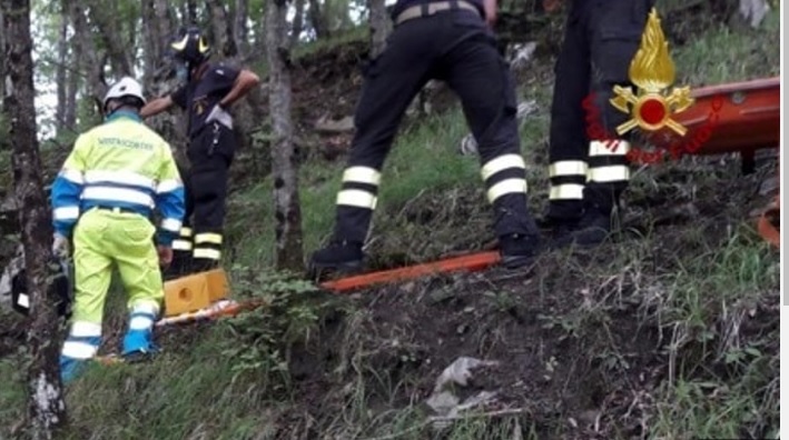 Dramma in Lombardia – In cerca di funghi a Ferragosto vola in un dirupo: muore a 55 anni. E’ il terzo caso in pochi giorni
