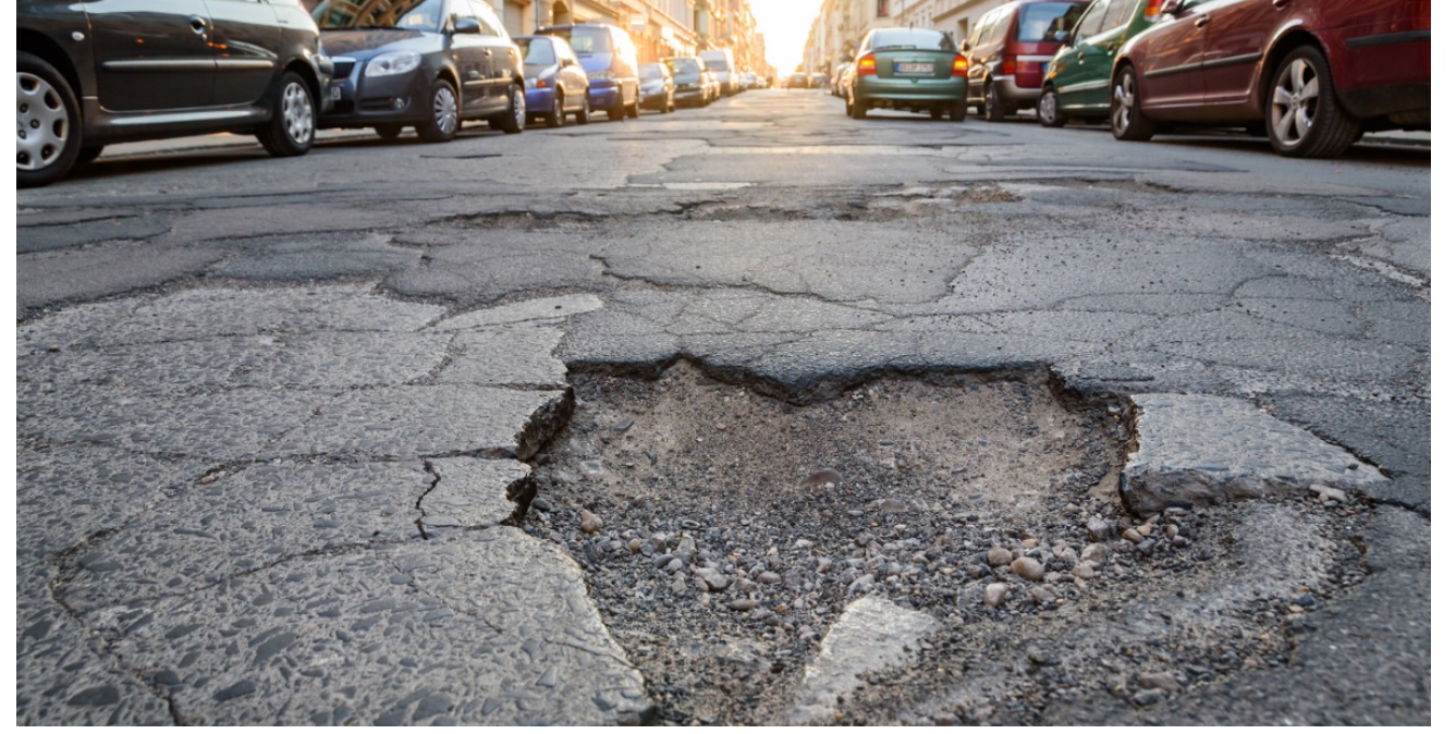 Milano è la città “groviera”: 50mila interventi in 3 anni per le buche in strada. Numeri da record