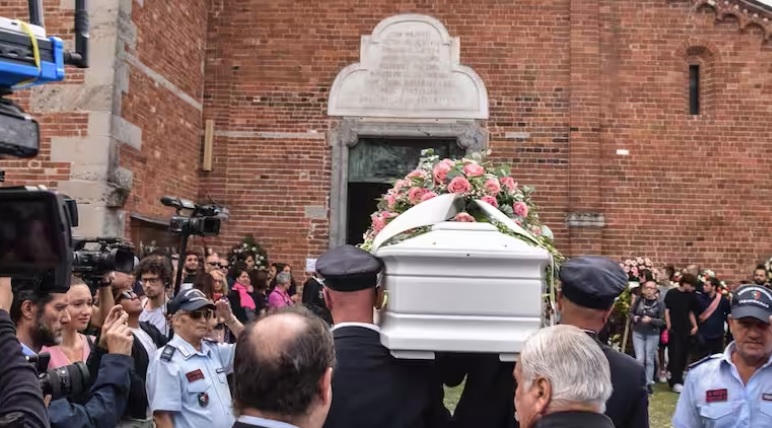 Milano – Folla ai funerali di Sofia, la 20enne uccisa dall’ex fidanzato. Appalusi e lacrime: “Addio alla nostra luce”