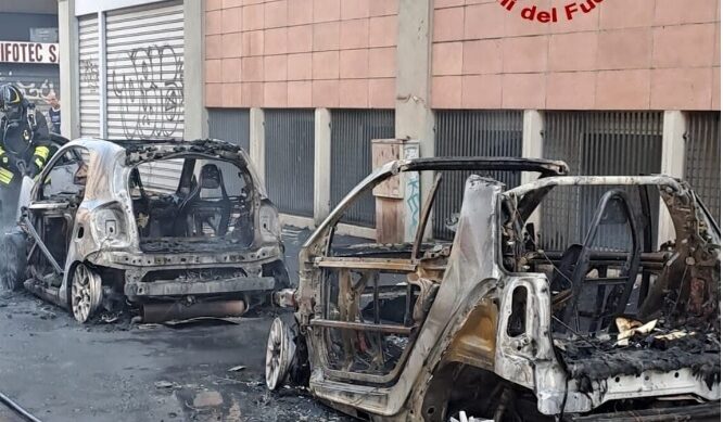 Paura a Milano – Auto a fuoco in pieno giorno, le fiamme raggiungono un palazzo. Strada chiusa dai pompieri
