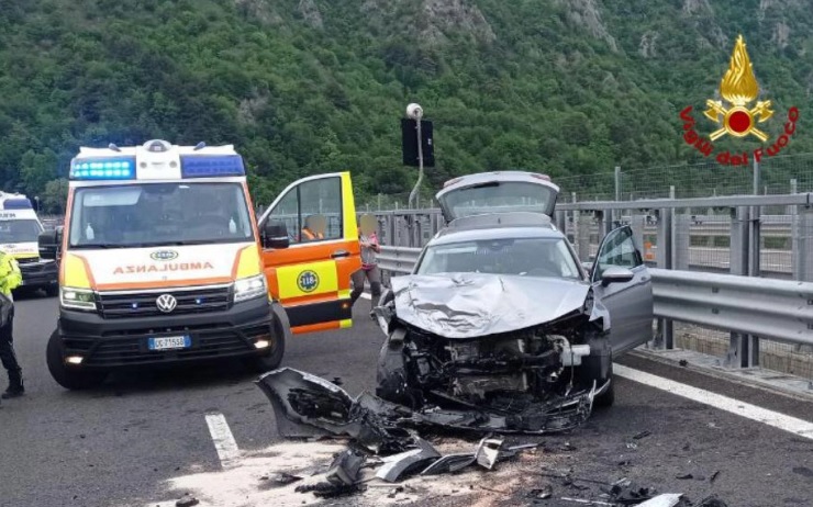 Follia sulla Milano -Torino: viaggia contromano, causa un incidente, poi ruba un’auto per fuggire. Arrestato