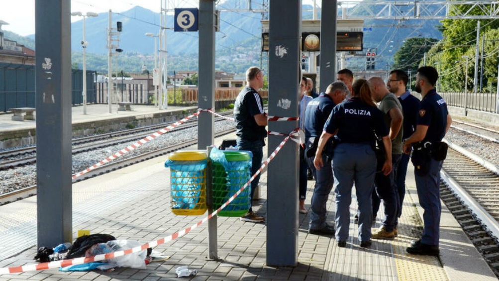 Ucciso brutalmente a coltellate sulla Milano-Lecco, mentre aspettava il treno. La vittima è un 23enne