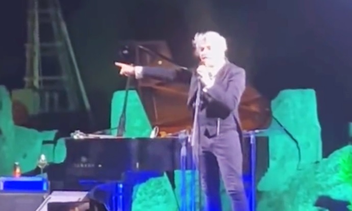 Follia Morgan: si scaglia contro il pubblico e insulta tutti: “bifolchi, stupidi, fr.. di m””. Poi arrivano le scuse