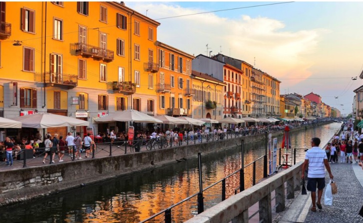 Milano – Assalito e rapinato dal branco sui Navigli. Fra i delinquenti anche una ragazza e un minorenne
