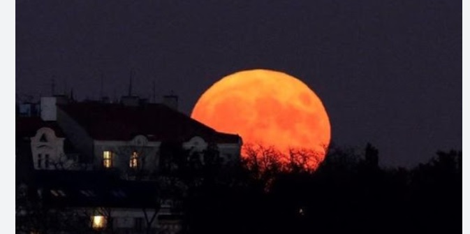 Milano – Stasera spettacolo nel cielo: si vedrà la Super Luna gigante in tutta Italia. Ecco a che ora
