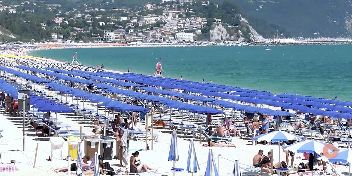 Turismo – Crollo della domanda in Italia, fino a -30%. Gli italiani fuggono: “Prezzi troppo alti”