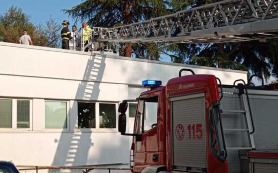 Milano – Per protesta salgono sul tetto del Provveditorato. Ma uno ha un malore, l’intervento dei soccorsi