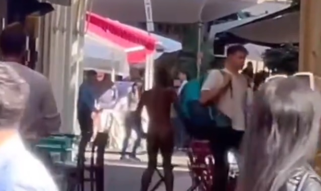 Follia a Milano – Africano nudo scaglia bottiglie contro i passanti in piena zona Brera: arrestato