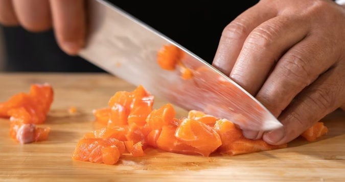 Assurda tragedia in Lombardia – Cade su coltello da cucina: Muore dissanguato