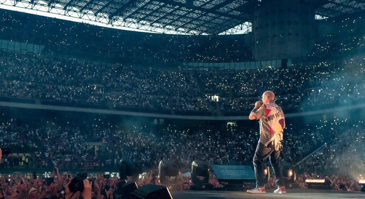 Milano – Concerti a San Siro, la rabbia dei residenti: “Vetri rotti, inquinamento acustico, sosta selvaggia: ora basta”. E scoppia la polemica