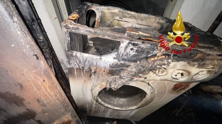 Paura a Milano – Prende fuoco la cucina ed esplode il rogo: un’intera palazzina evacuata