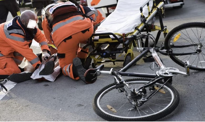 Milano – Ancora drammatico incidente in strada: ciclista travolta da un’auto, è gravissima