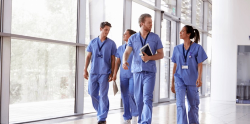 A Milano è fuga degli infermieri: “Andiamo in Svizzera, guadagniamo il triplo”. Ora ne mancano oltre 2mila