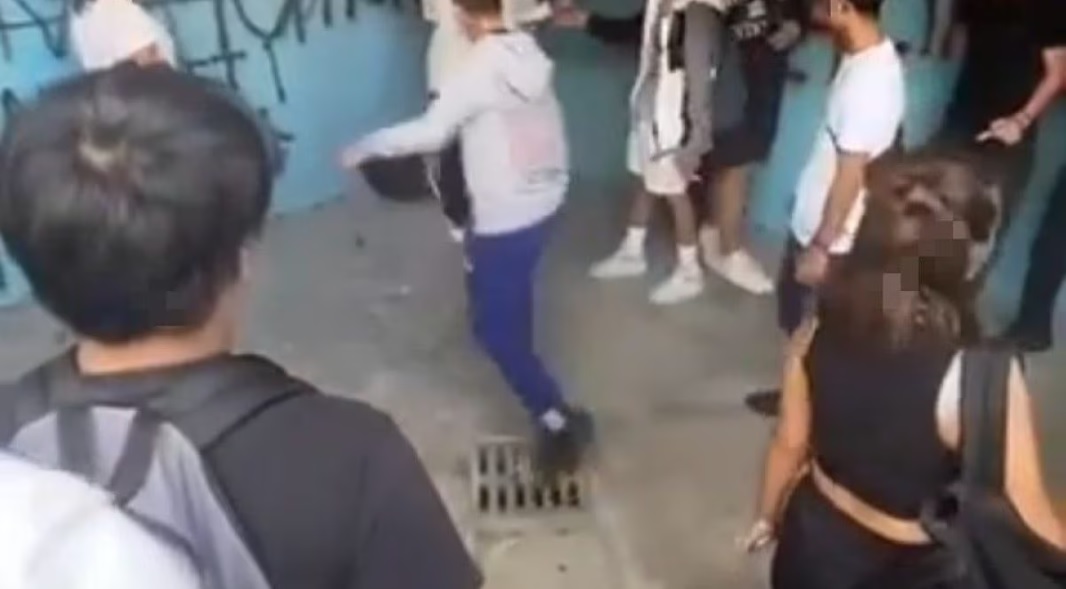 Lombardia- 16enne presa a calci e pugni in strada. I presenti filmano la scena e nessuno interviene