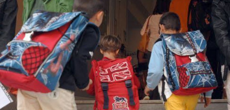 Milano – Inizia la scuola e la povertà dilaga: anche il ‘ceto medio’ in coda alla Caritas per chiedere zaini e libri per i figli