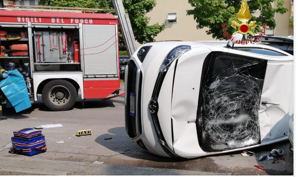 Milano: Taxi si ribalta in pieno centro. 3 feriti