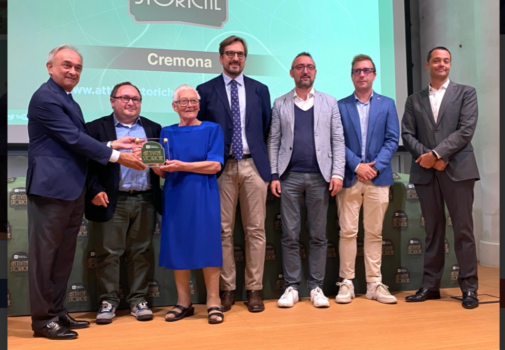 Lombardia: botteghe, artigianato e anche un negozio di abbigliamento aperto da 90 anni: premiate 32 attività storiche